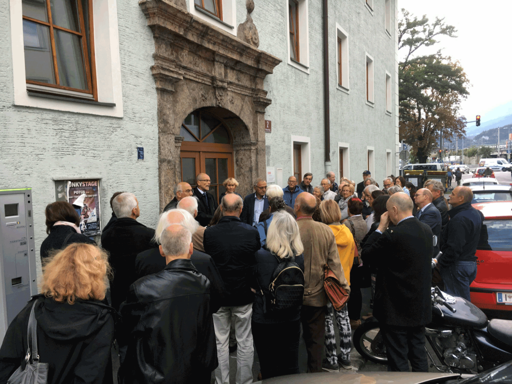 Unser Obmann, HR Dr. Christoph Neuner, begrüßt die große Teilnehmergruppe am Innsbrucker Pesthaus.