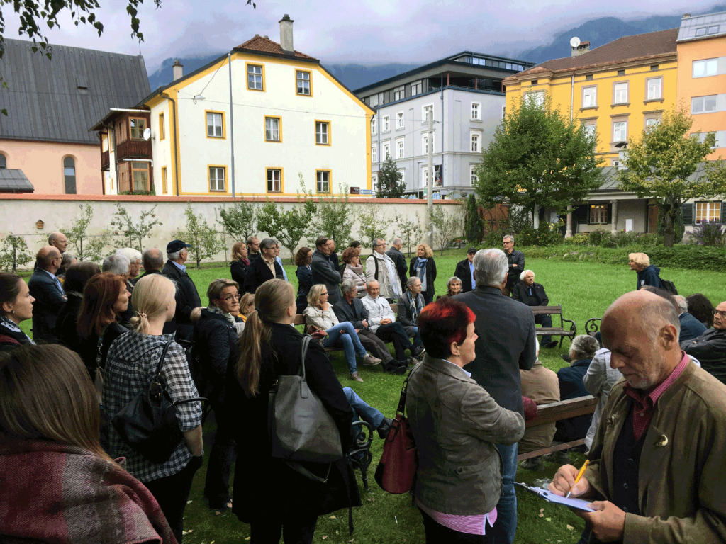 Im großen Garten vor dem Palais Ferrari erzählt uns Frau Weber vom Pesthaus und vom „Pestarzt“ Paul Weinhart.