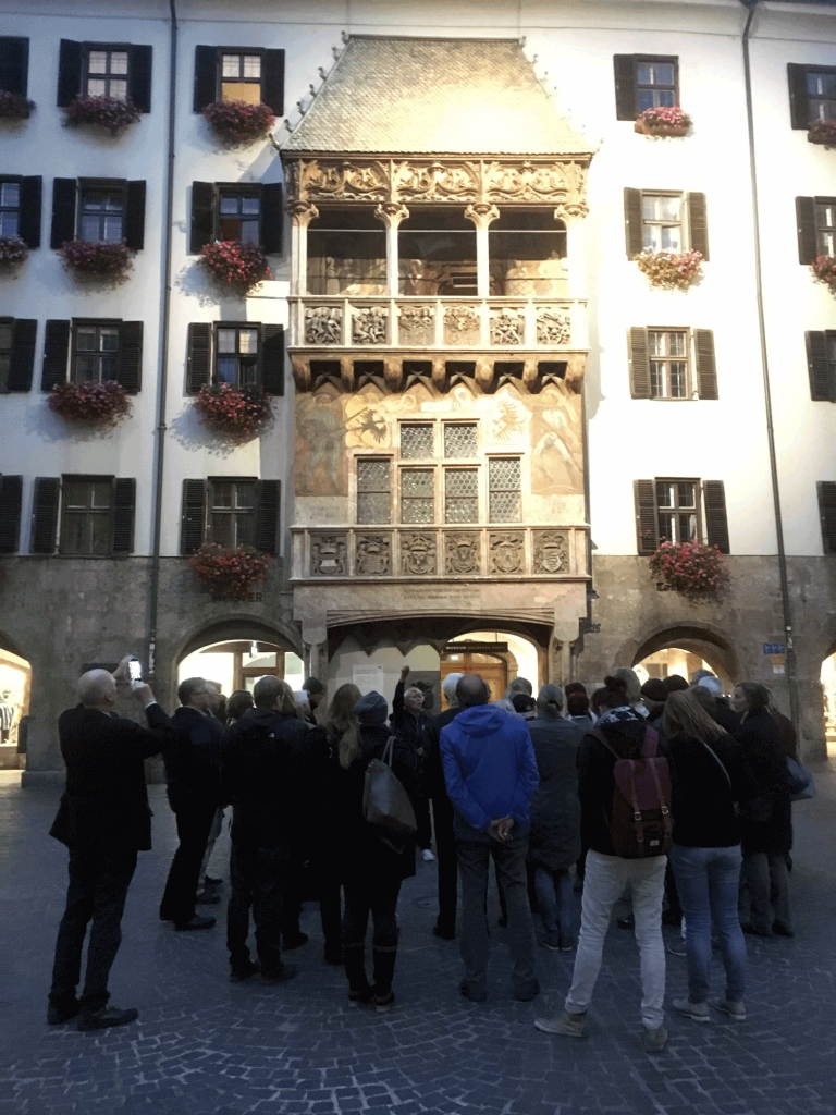 Die Endstation der Führung, das Goldene Dachl, mit den zahlreichen TeilnehmerInnen im Vordergrund.