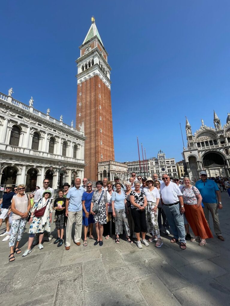 Unsere Reisegruppe vor dem Campanile di San Marco (© M. Herold).